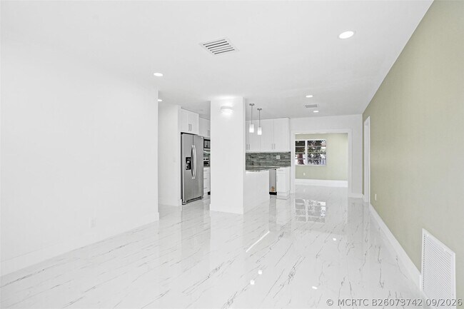Building Photo - 1437 SW 1st Ave