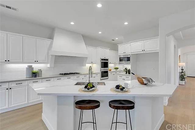 Building Photo - 24942 Greensbrier Dr