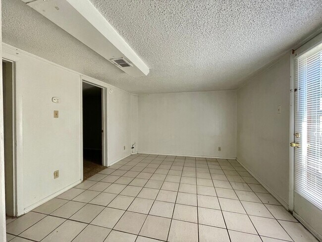 Building Photo - AVAILABLE NOW!! Move-In Special! Half Off ...