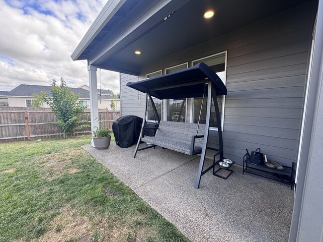 Building Photo - 1690 S Quartz Dr