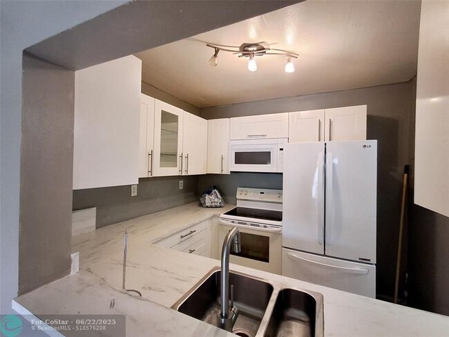 Building Photo - 4277 NW 89th Ave