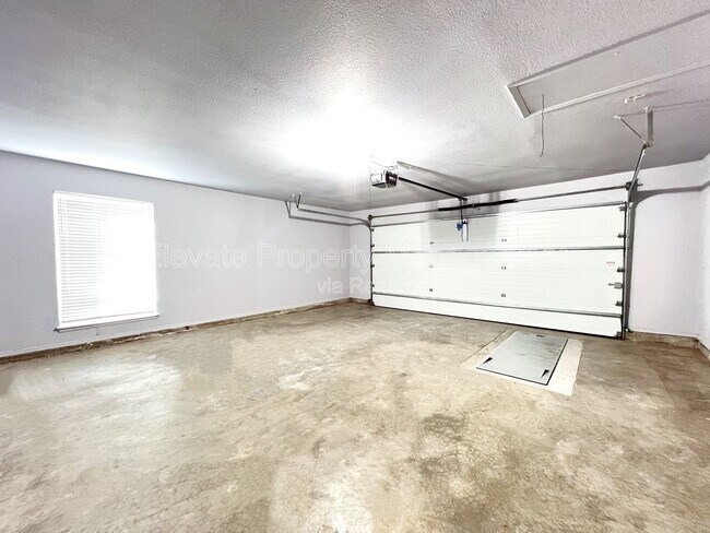 Building Photo - 12400 Doons Dr