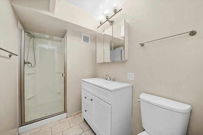 Building Photo - 406 S Lageschulte St