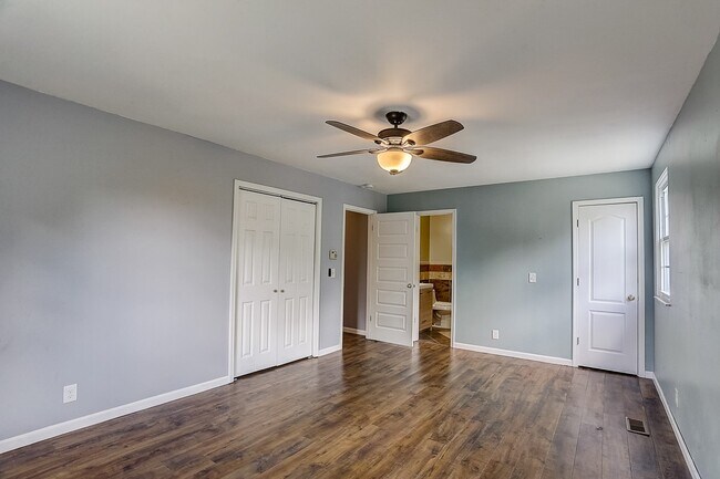 Building Photo - 200 Retreat Ct W