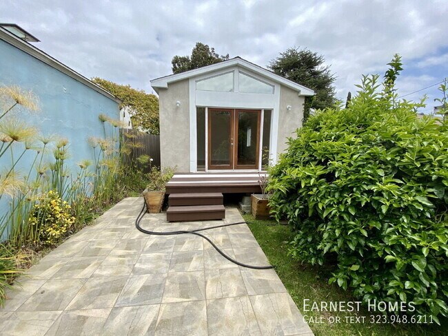 Building Photo - 2577 S Bundy Dr