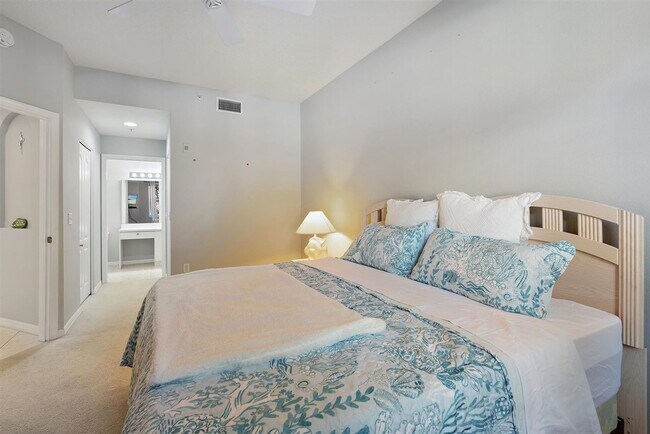Building Photo - 2BR/2BA Lake View Condo in Heritage Oaks Golf & Country Club