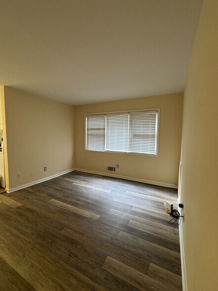 Building Photo - 160 S Lake Dr