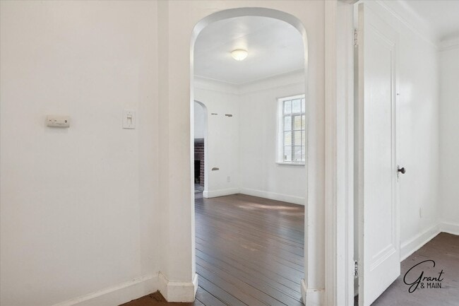 Building Photo - $1,200 - Large East Side 3 Bedroom