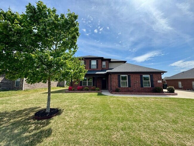 Building Photo - Fenced yard, great location