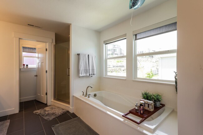 Building Photo - 5 Bedroom/4 Bathroom Lehi