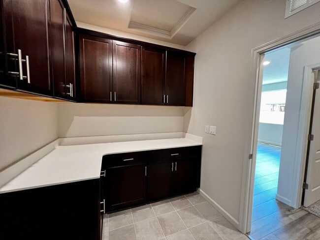 Building Photo - 2035 Greenbriar Dr