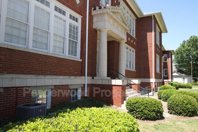 Building Photo - 600 Magnolia St