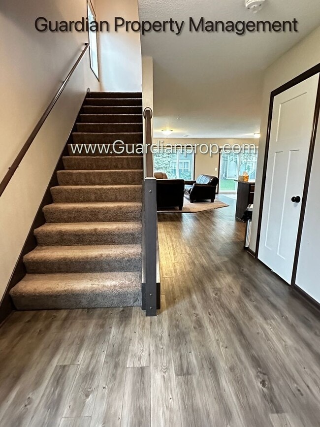 Building Photo - Lakeville Corner Unit, Walk out Patio, 2 C...