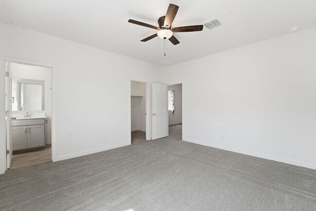 Building Photo - Stylish 2-bedroom, 2.5 bathroom townhouse in a desirable Phoenix location!