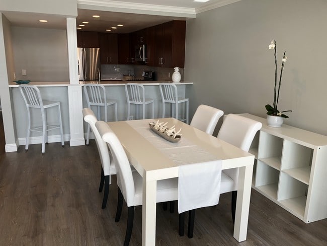 Building Photo - 736 Gould Ave