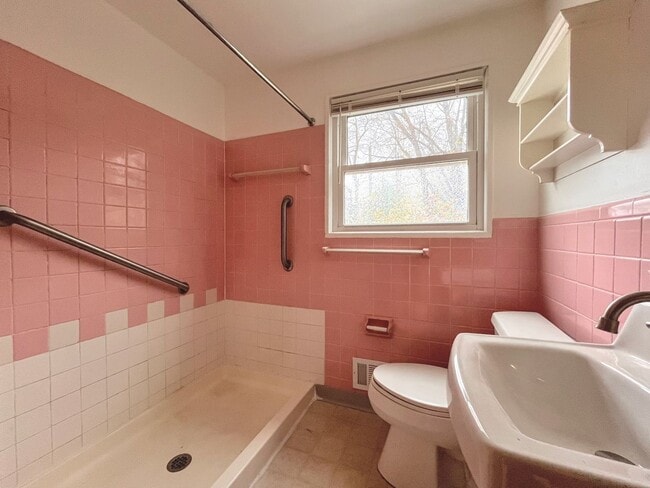 Building Photo - 424 Springville Ave