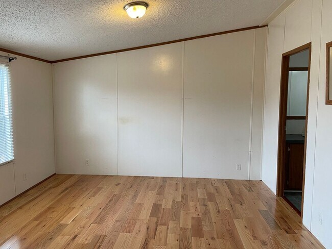 Building Photo - Three Bedroom Trailer Home in Rhodhiss With Shed