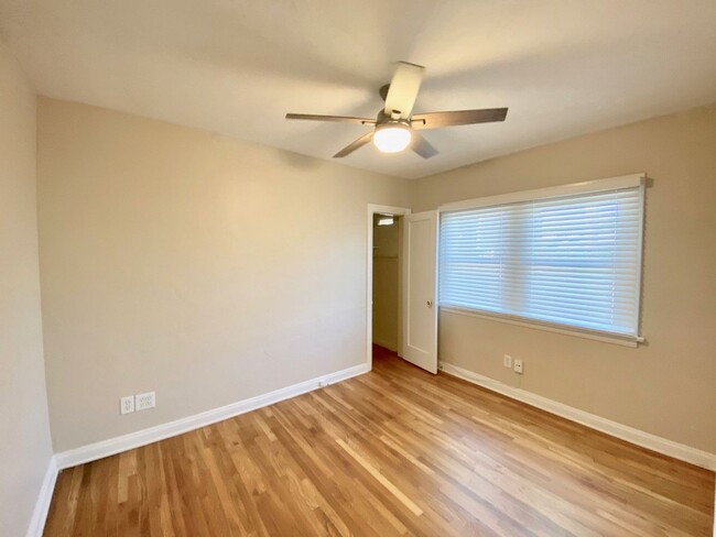 Building Photo - 2Br+ 1Br Is Garage Converted/1Ba Cozy Mode...