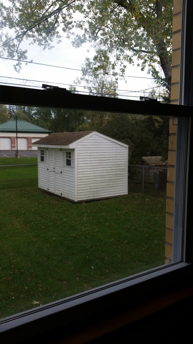 Building Photo - 10 Parkdale Dr