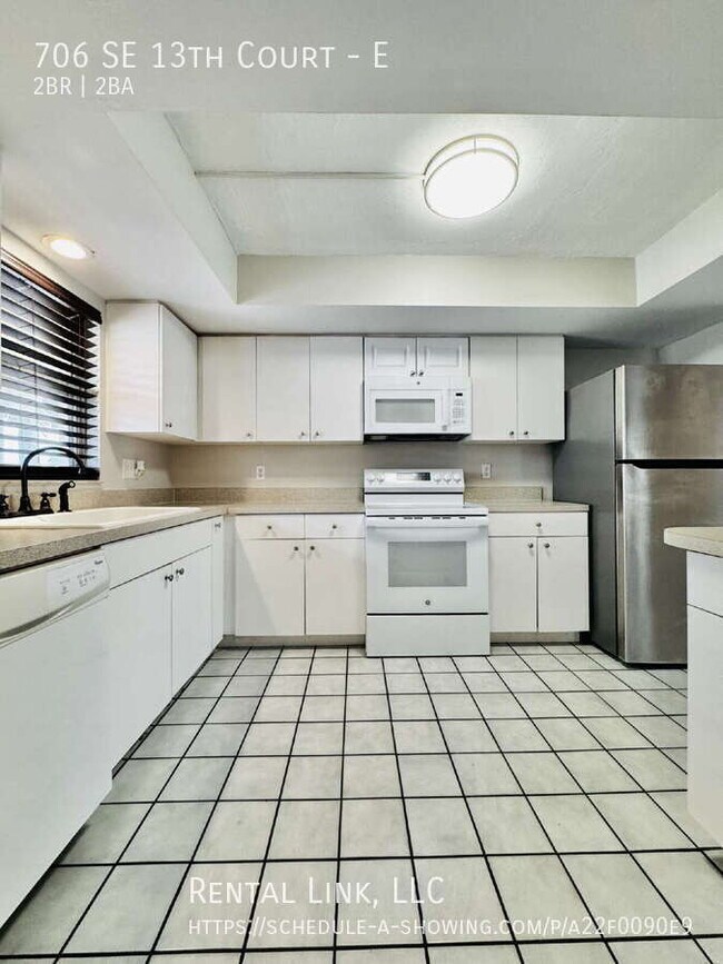 Building Photo - 706 SE 13th Ct
