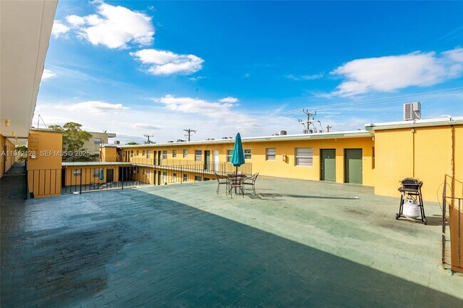 Building Photo - 1975 NE 135th St