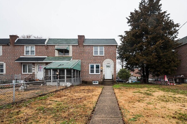 Building Photo - Completely renovated end row home! Stainle...