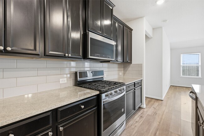 Building Photo - 7035 Toluca Dr