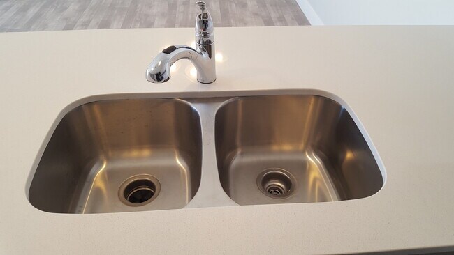 Building Photo - Beautiful Spacious Condo