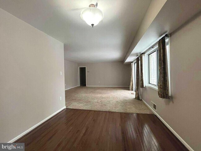 Building Photo - 10619 Weymouth St