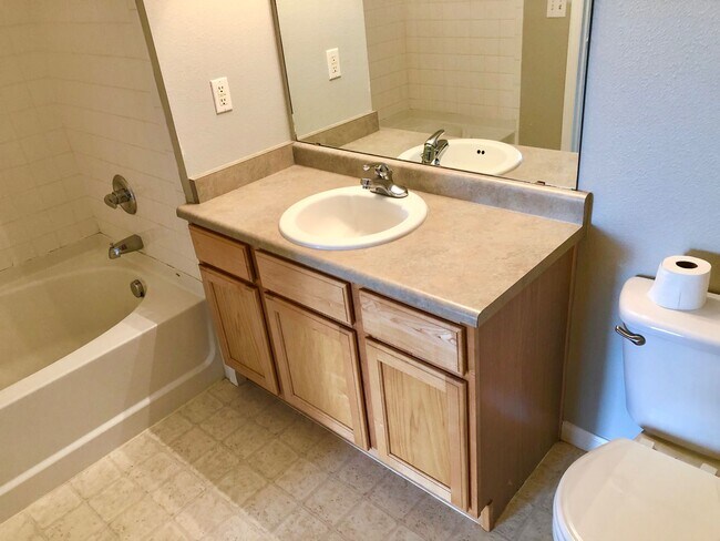 Building Photo - Bright & Inviting 1st Floor Condo for Rent!