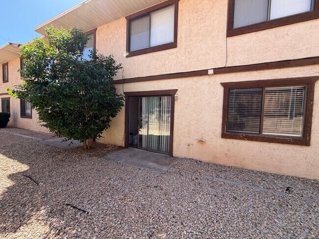 Building Photo - REMODELED TWO BEDROOM IN DOWTOWN!