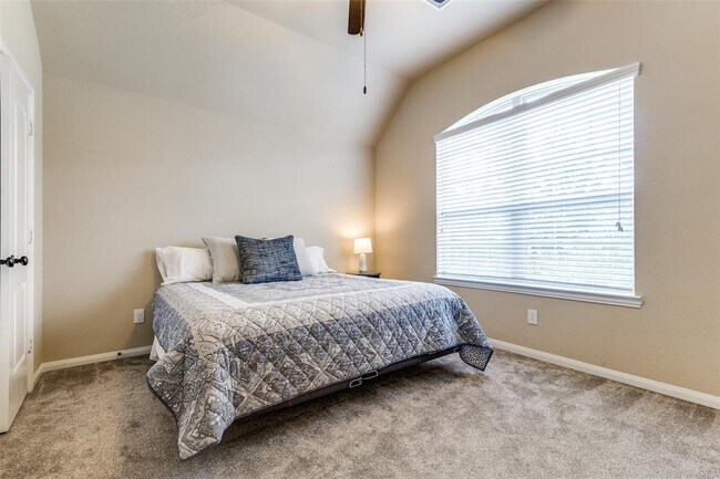 Building Photo - 15 Canoe Bend Dr