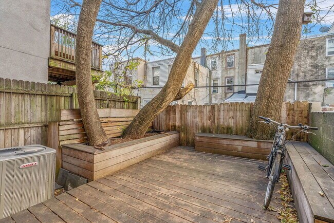 Building Photo - 1922 Montrose St