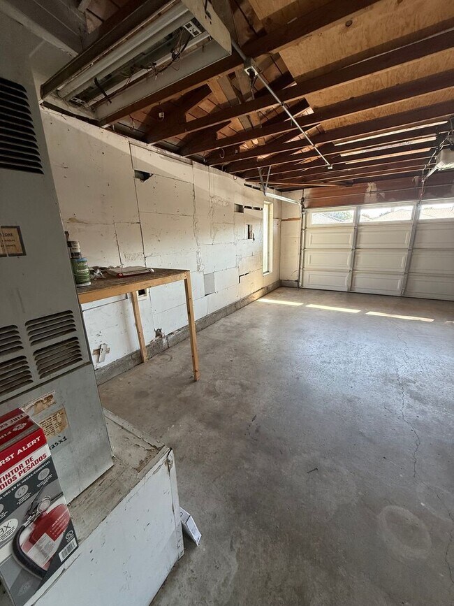 Building Photo - charming single-story 3-bedroom, 2-bathroo...