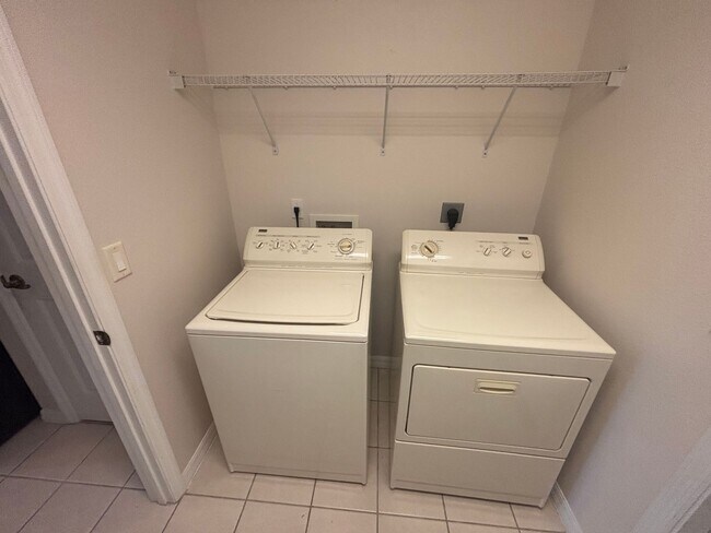 Building Photo - Move in ready 3/2 in 55+ community - near everything