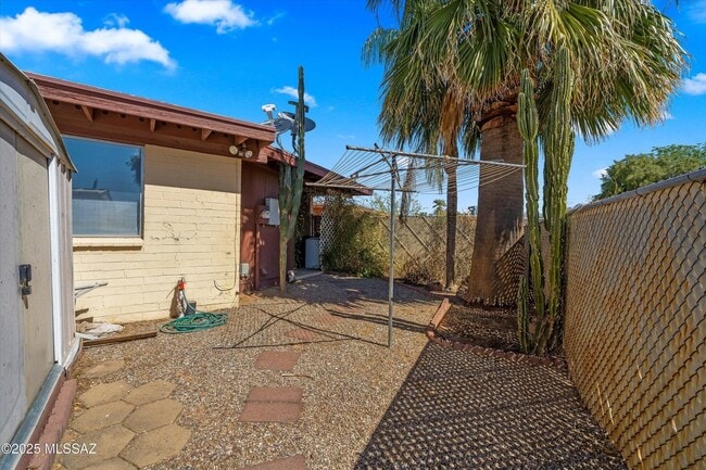 Building Photo - Move In Ready Unit! 1 Bed 1 Bath New Flooring!