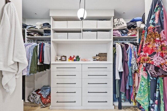 Building Photo - 200 NE 2nd Ave