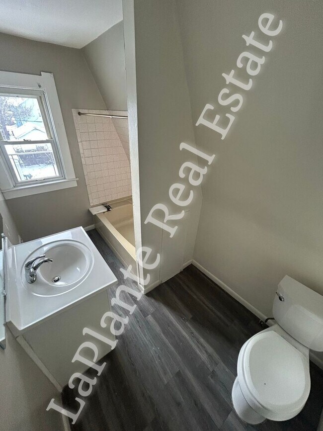 Building Photo - Comfy 3-Bedroom Home with Classic Charm in Toledo’s Old South End