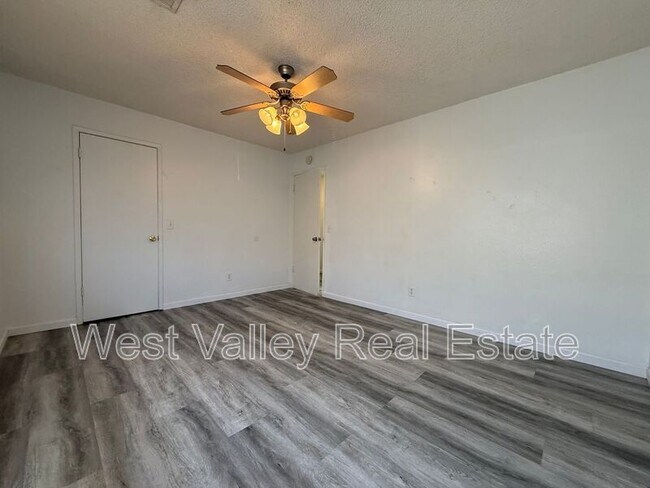 Building Photo - 205 W Ash St