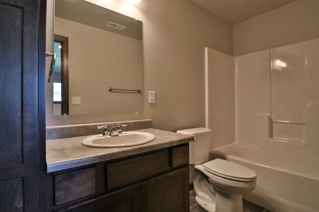 Building Photo - HUGE 4 bedroom home with fenced in backyard!