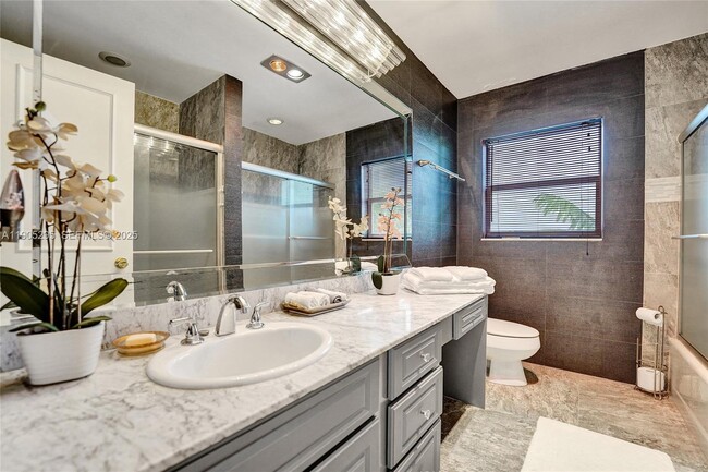 Building Photo - 2889 NE 35th St