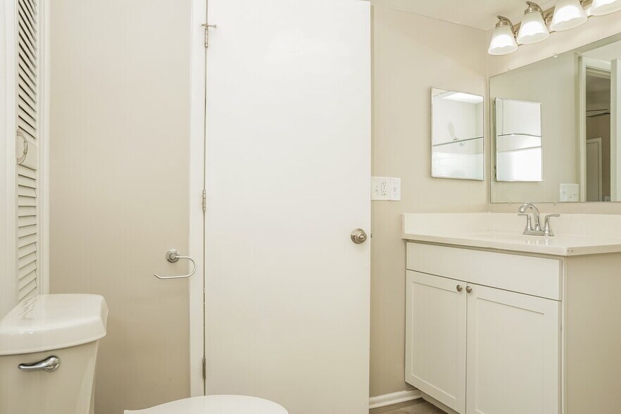 Building Photo - 6927 Roslyn Ct