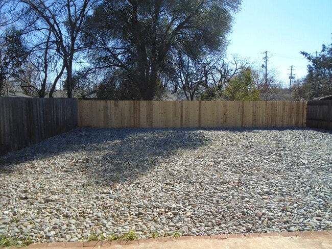 Building Photo - 3 BED 2 BATH HOUSE WITH FENCED BACKYARD IN SHASTA LAKE