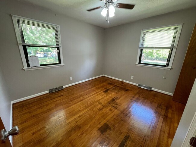 Building Photo - Beautiful 3 bedroom house with wood floors...