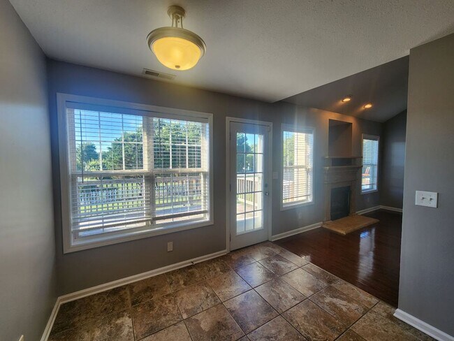 Building Photo - $2500 - 5 Bedrooms 3 Baths + Bonus Room