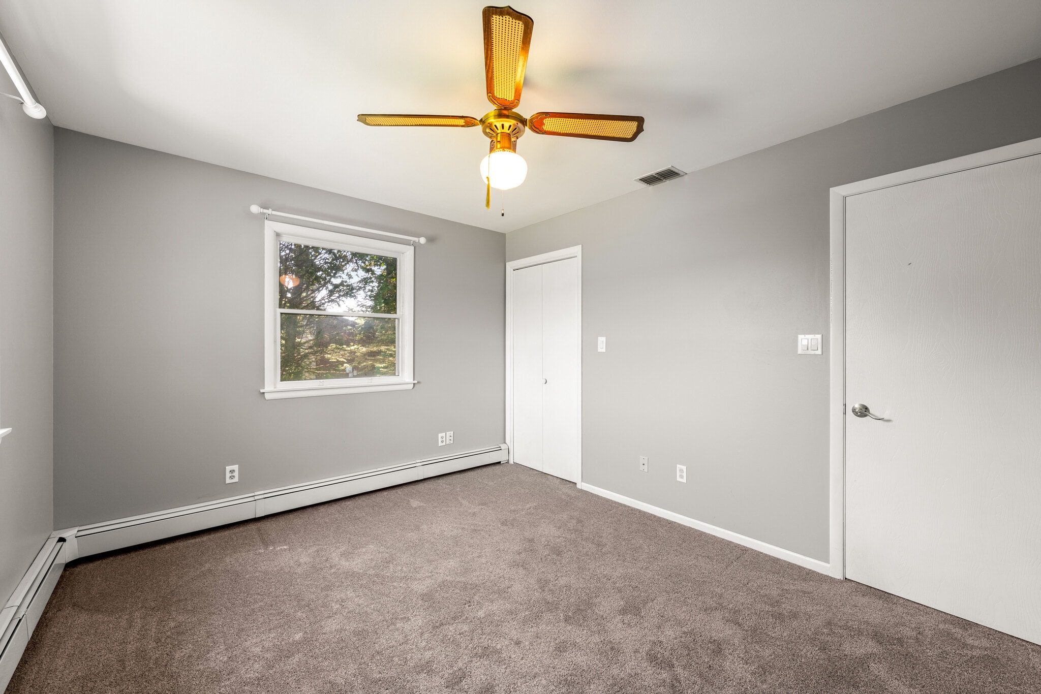 Building Photo - 3250 Vista Dr
