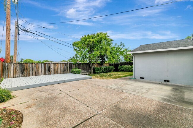 Building Photo - Cambrian Park Home Near Top Schools & Park...