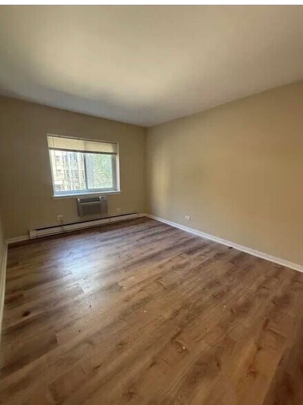 Building Photo - 3825 N Pine Grove Ave