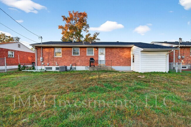 Building Photo - 4015 Greenmeadows Dr