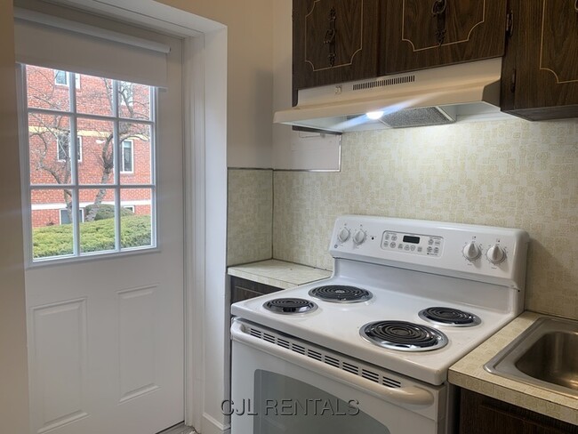 Building Photo - 129 Pleasant St